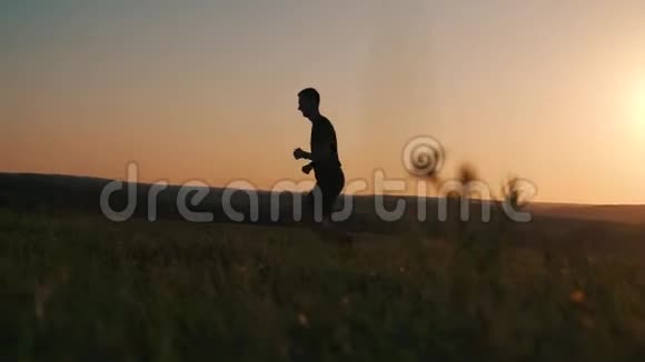 日落时分人们在户外跑步视频的预览图