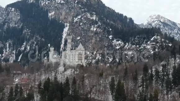 美丽的Neuschwanstein城堡周围环境优美空中拍摄4k视频的预览图
