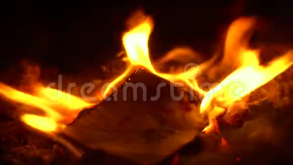 撕掉的日历在火的特写中燃烧得很漂亮视频的预览图