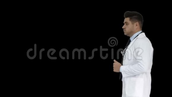 步行男医生经过阿尔法频道视频的预览图