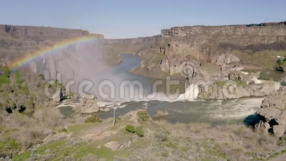 鸟瞰彩色渲染肖肖尼瀑布爱达荷州产生彩虹视频的预览图
