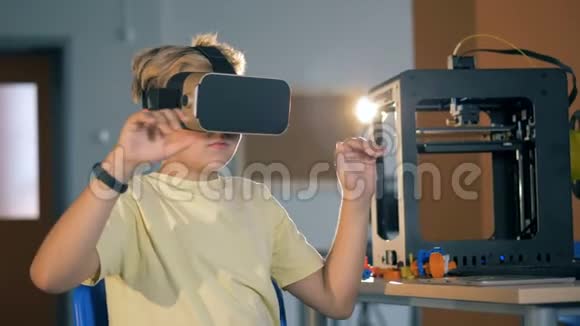 男孩在3D虚拟现实耳机学习创新技术在学校实验室4K视频的预览图