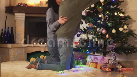 男人和女人在家里装饰圣诞树快乐的一对夫妇准备圣诞晚会居家休闲理念视频的预览图