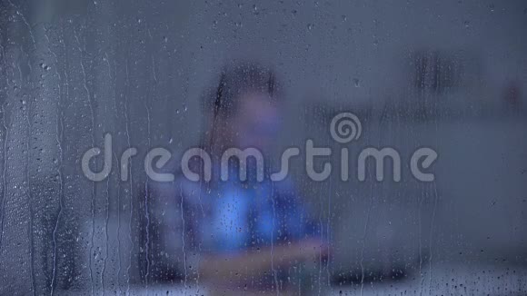 专心工作的男人在家里雨窗后的项目自由职业者视频的预览图