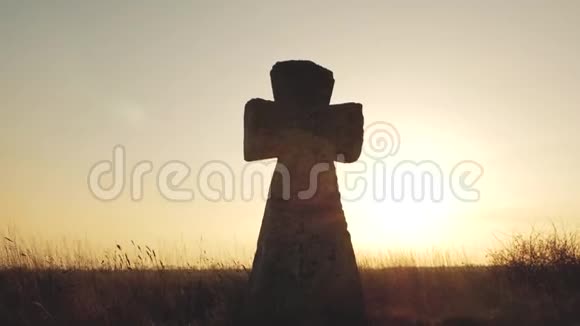 巨大的石头横在夕阳下视频的预览图