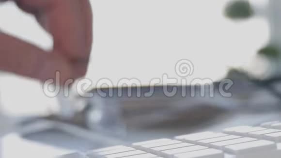人从桌子上拿眼镜用机器计算视频的预览图