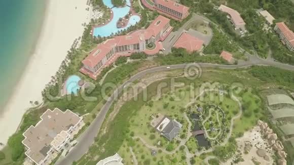 豪华度假酒店可在海岸鸟瞰游泳池沙滩旅游酒店的大型游泳池视频的预览图