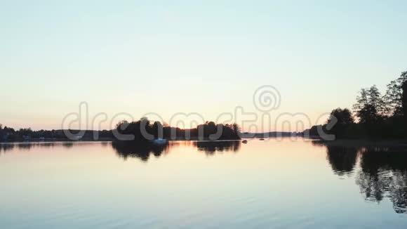 湖边日落船和码头视频的预览图