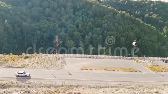 全景蜿蜒的路穿过山林从上面看山路从视频的预览图