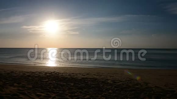 日落时沙滩上4K海浪视频的预览图