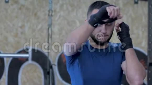 勇男拳手在室内训练视频的预览图