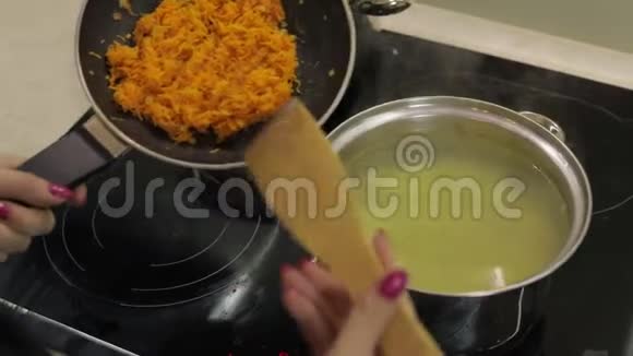 用土豆和鱼做汤在锅中加入烤胡萝卜视频的预览图