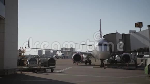 机场视野与飞机和服务车辆机场的客机飞机维修旅行和视频的预览图
