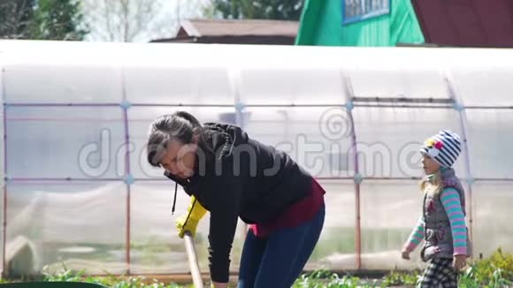 准备种植土壤的年轻女子视频的预览图