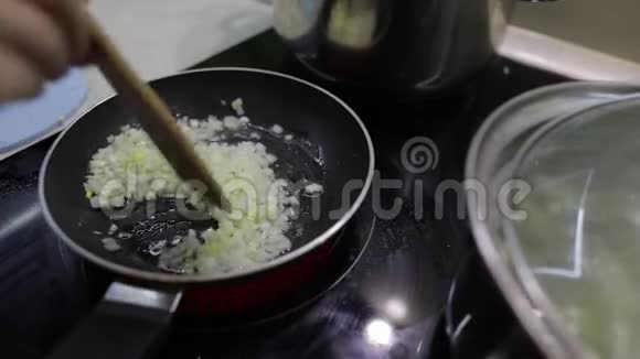 用热沸油炒洋葱特写煎锅煮洋葱视频的预览图