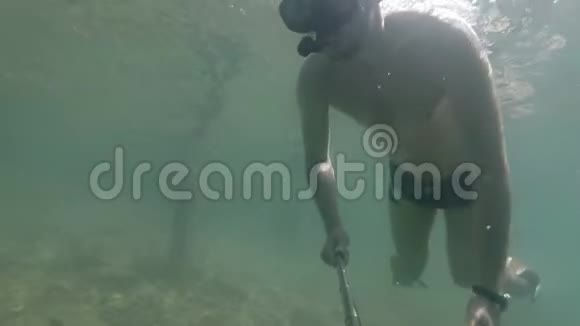 男人潜水在水下自拍向你挥手视频的预览图