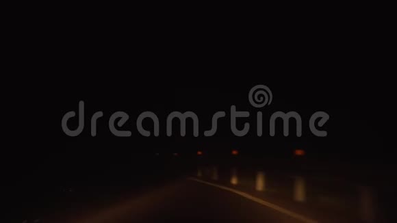 晚上在灯火通明的路上开车黑暗的街道没有可见性客舱透视视频的预览图