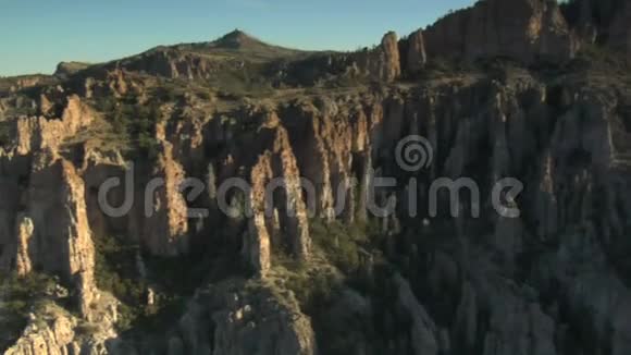 岩石绿色悬崖视频的预览图