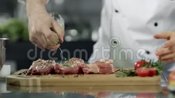 厨师在厨房餐厅煮生牛排厨师油猪肉鱼片视频的预览图