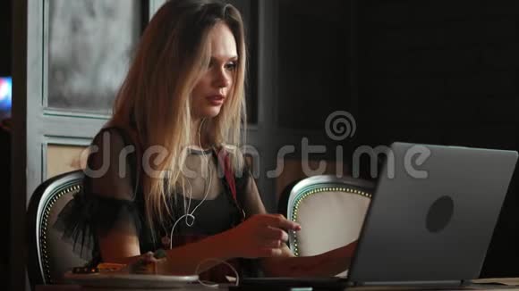 自由职业者妇女在咖啡店里用笔记本电脑工作近距离观看视频的预览图