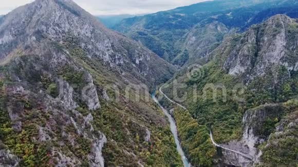 峡谷的黑山河与鸟眼群山视频的预览图