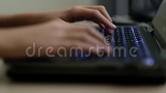少女手拿手提电脑键盘打字视频的预览图