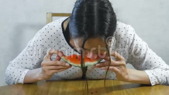 饥饿的女人很快就吃了西瓜像猪一样吃视频的预览图