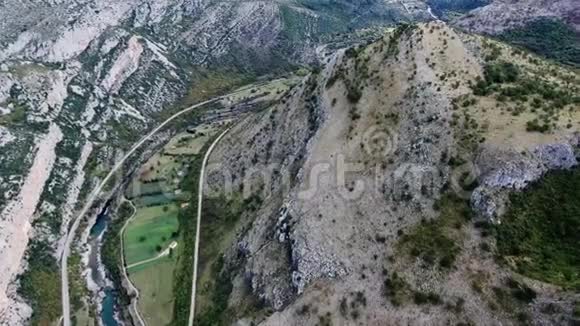 峡谷的黑山河与鸟眼群山视频的预览图