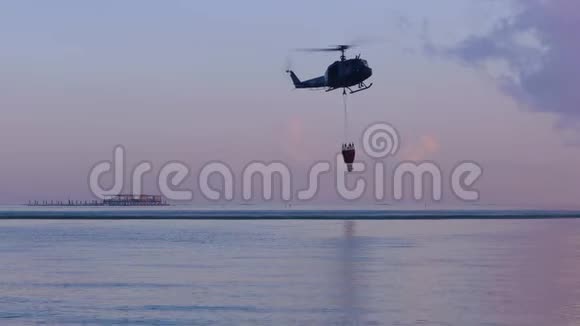 救援直升机将水收集到海里飞向灾难视频的预览图
