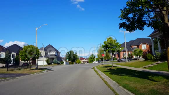 郊区城市街道与车辆交通的观点城市道路沿住宅郊区住宅白天视频的预览图