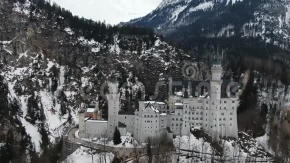 从4k的Neuschwanstein城堡的高角度拍摄的空中镜头视频的预览图