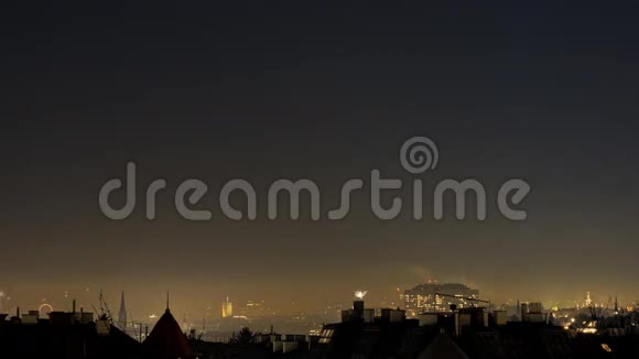 新年前夜维也纳上空午夜烟火的时间视频的预览图