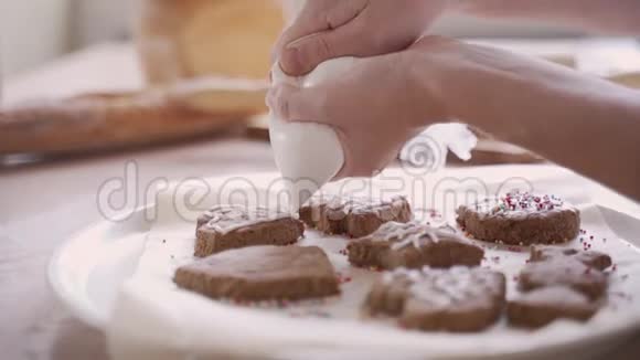 装饰姜饼饼干与皇家糖衣圣诞节视频的预览图