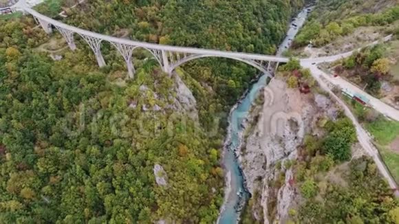 峡谷的黑山河与鸟眼群山视频的预览图