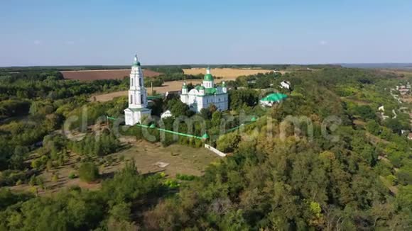 乌克兰有绿色圆顶的修道院视频的预览图
