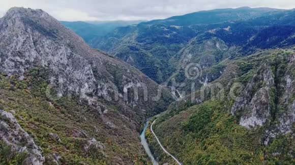 峡谷的黑山河与鸟眼群山视频的预览图