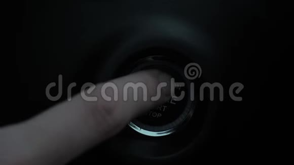 男性司机的宏观视图他的手正在按下发动机启动按钮打开它视频的预览图