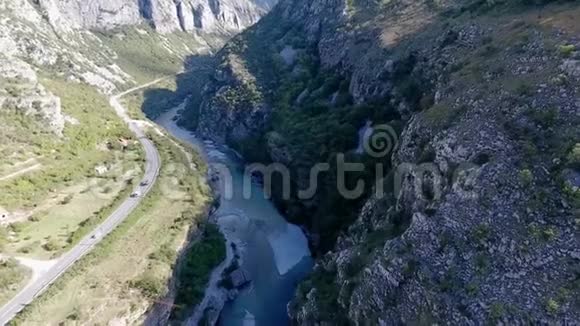 峡谷的黑山河与鸟眼群山视频的预览图