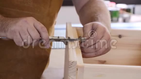 特写镜头有卡尺的木匠做测量人与树共事木匠测量锯子视频的预览图