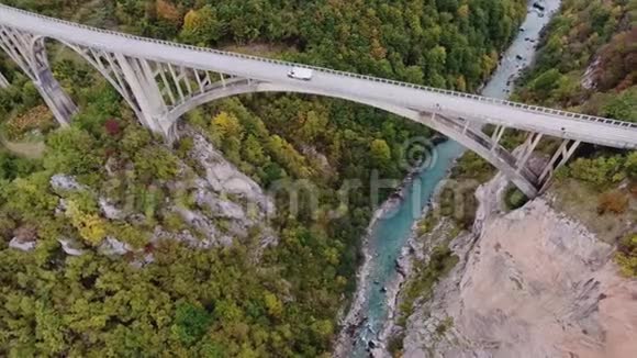 峡谷的黑山河与鸟眼群山视频的预览图