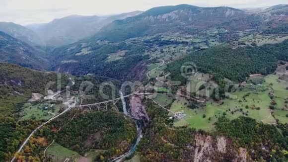 峡谷的黑山河与鸟眼群山视频的预览图