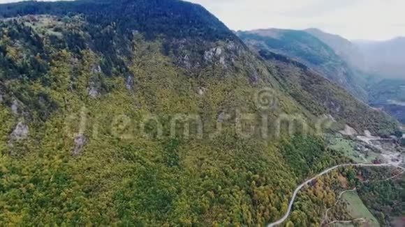 峡谷的黑山河与鸟眼群山视频的预览图