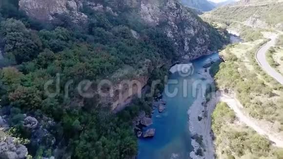 峡谷的黑山河与鸟眼群山视频的预览图