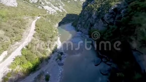 峡谷的黑山河与鸟眼群山视频的预览图
