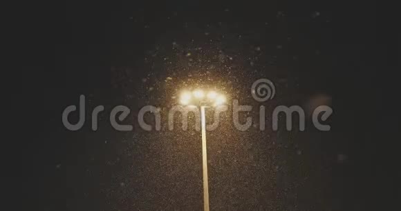 黄灯探照灯室外照明雪夜视频的预览图