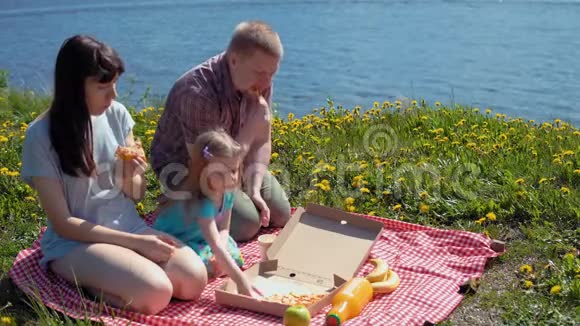母女俩在海边吃披萨视频的预览图