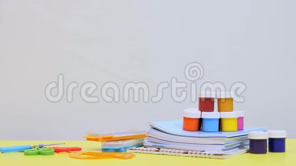 桌子上有写字的材料一个孩子手把地球仪放在桌子上视频的预览图