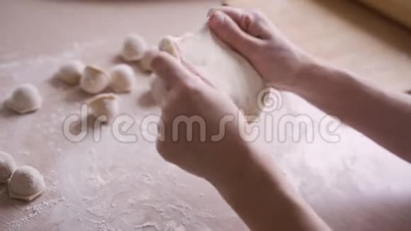 把面团擀成饺子家庭主妇用擀面杖擀面视频的预览图