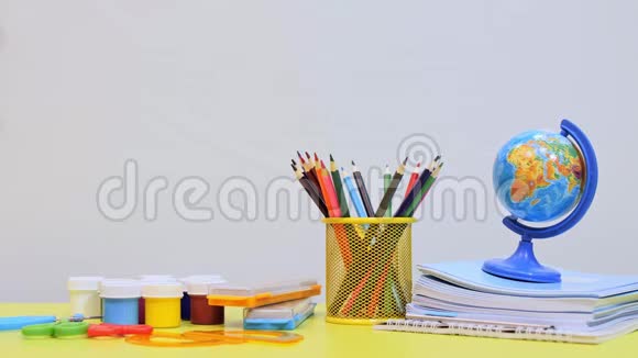 桌子上有写字的材料一个孩子手里拿着两管油漆视频的预览图