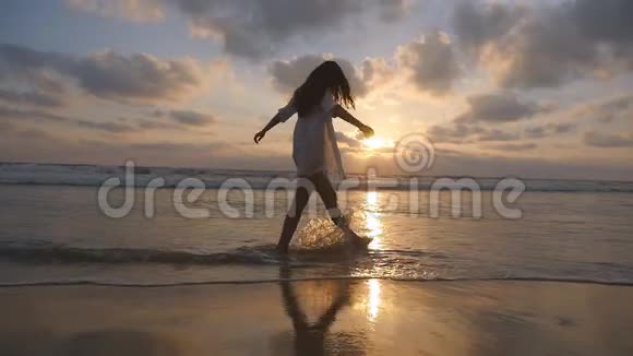 无法辨认的女人走在海边用脚喷水年轻美丽的女孩享受生活视频的预览图